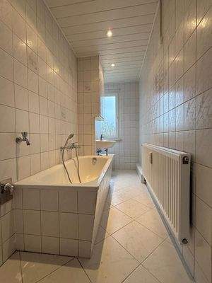 Badezimmer mit Fenster, Wanne und WM-Anschluss