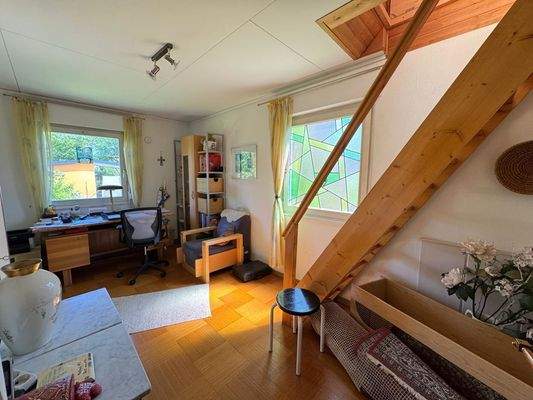 Kinderzimmer mit Aufgang zum Dachgeschoss
