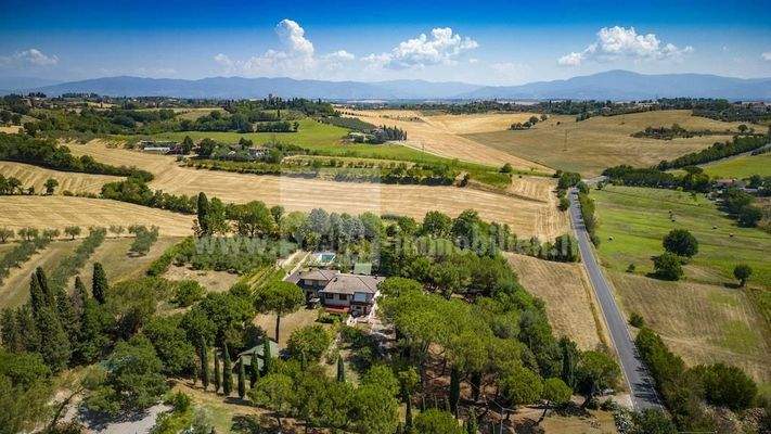 Villa-Toskana-Urlaub-Ferienhaus-Ferienwohnung-Traum-Oliven-Wein-Florenz-Siena-Assisi-Ruhe-Haus-Einfamilienhaus