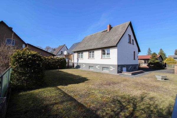 Außenansicht + Vorgarten