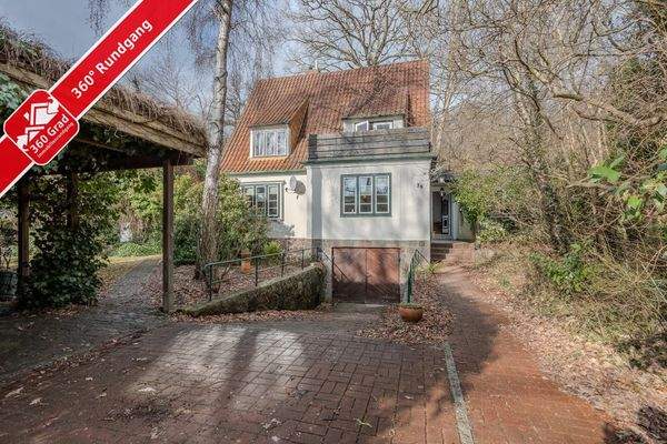 Auffahrt mit Carport und Tiefgarage