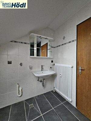 2.Bad Waschbecken und Waschmaschinenanschluss