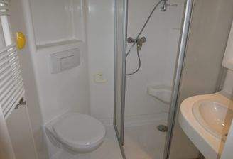 Bad mit Dusche (ähnlich Abbildung)