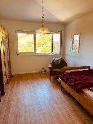 Helles Schlafzimmer mit Bett