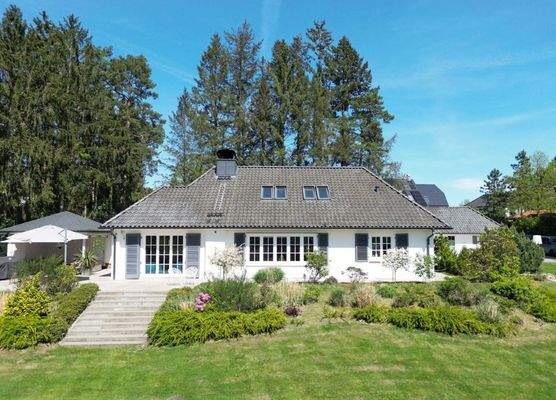 Südansicht - Terrasse und Freisitz