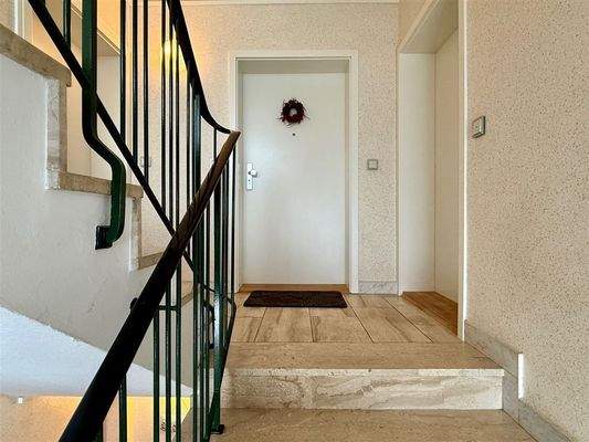 Treppenhaus und Wohnungseingang