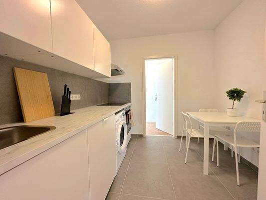 Moderne Küche mit Essbereich