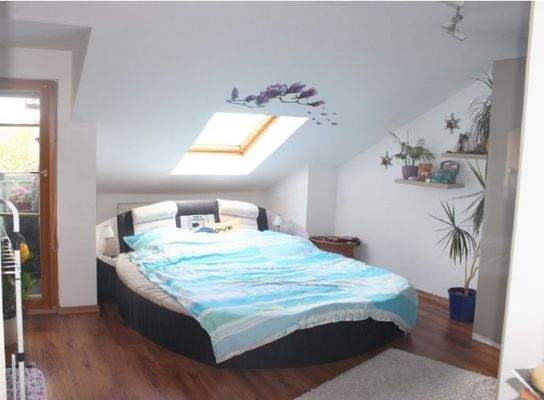 Schlafzimmer mit Zugang zum Balkon