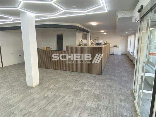 hell durch Fensterfront