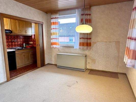 Essbereich mit Blick in die Küche