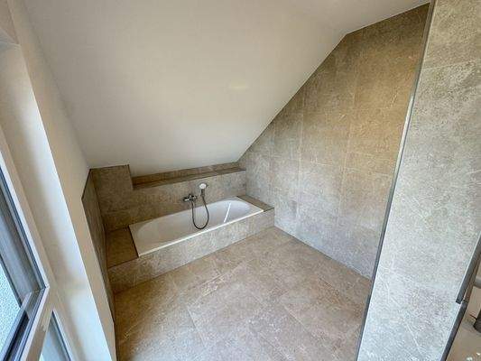 Badezimmer mit Badewanne