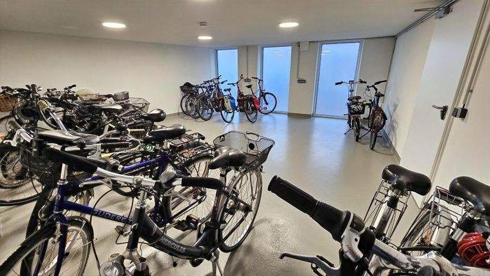 Fahrradraum im EG mit Fenstern