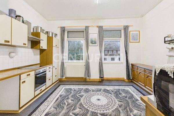 1. OG - Küche mit Blick zu den Fenstern