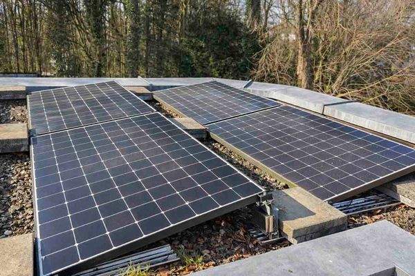 Das Dach ist mit Solarmodulen ausgestattet