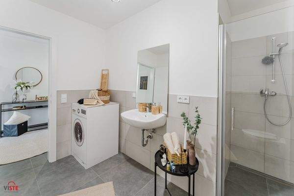 Bad mit viel Platz und Waschmaschinenanschluss