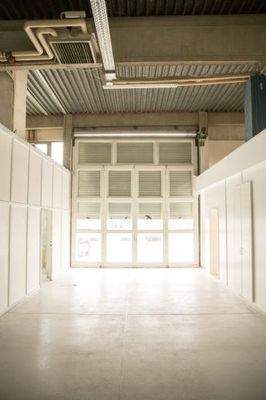 in der Halle rechts Büro links Aufenthaltsraum -WC