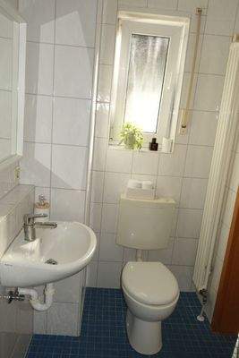 Gäste-WC mit Dusche im EG