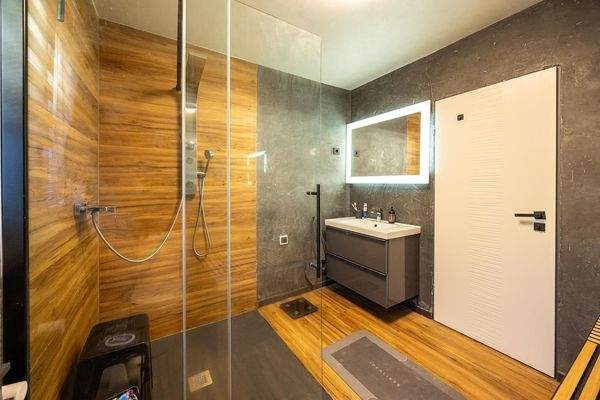 Tageslichtbad mit bodenebener Dusche