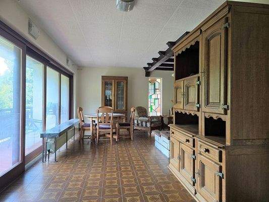 Wohnzimmer mit Balkon