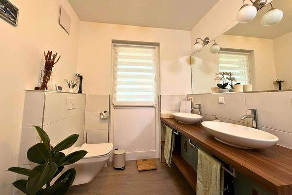 Bad mit großer Dusche