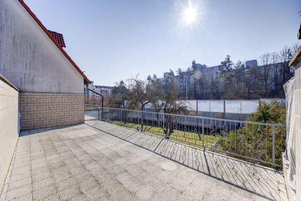 Große Dachterrasse im 1. OG