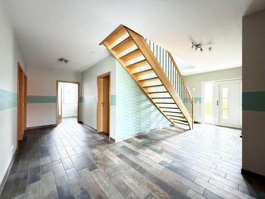 Diele mit Treppe zum Spitzboden/Dachgeschoss