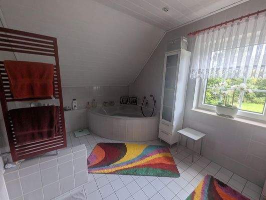großes Badezimmer im Dachgeschoss