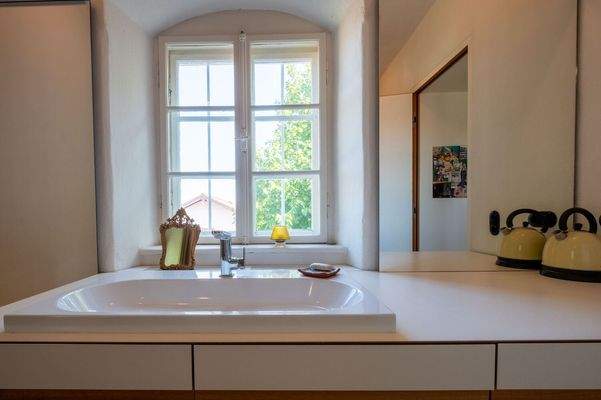 Bad im OG mit Dusche und freistehender Wanne