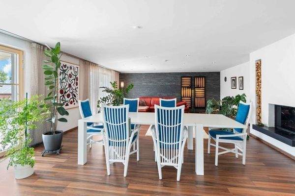 Wohn- und Esszimmer mit Holzofen