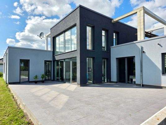 Hausansicht & Terrasse