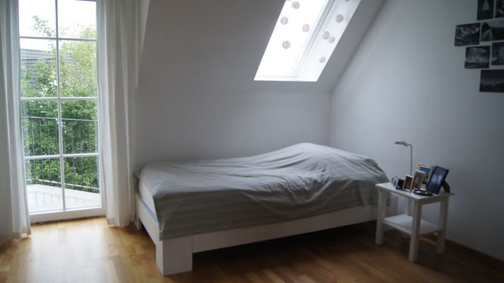 Kinderzimmer 1.OG mit Zugang Balkon.JPG
