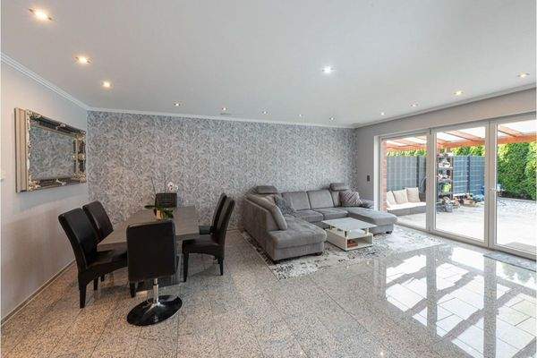 Wohnzimmer mit Esstisch