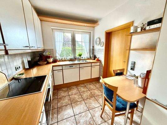 Küche mit Einbauküche 