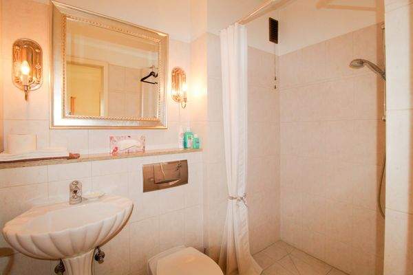 Gäste-WC mit Dusche