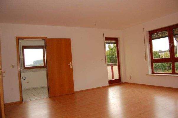 Wohnzimmer zur Küche u. Balkon