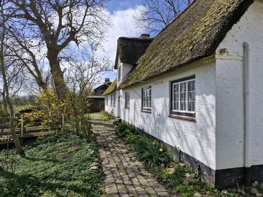 Weg ums Haus