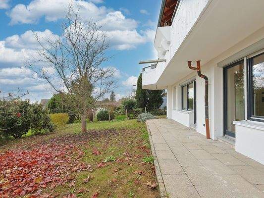 Schöne, große Terrasse mit Garten
