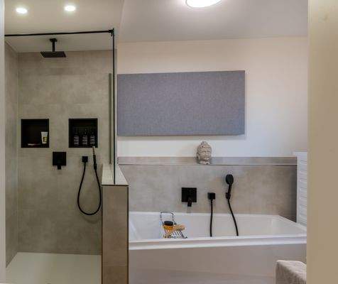 15 Dusche und Badewanne (EG)