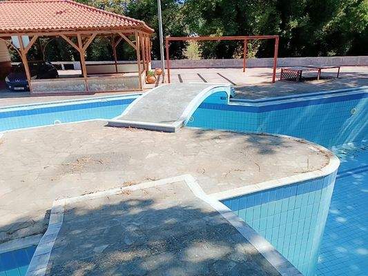 Kreta, Vryses: Wohngebäude mit Pool und Bergblick zu verkaufen – Ideale Investition im Apokoronas!