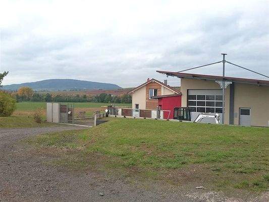 Ansicht mit Hof Einfahrt