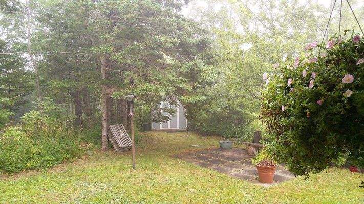 Garten mit Terrasse und Gerätehaus