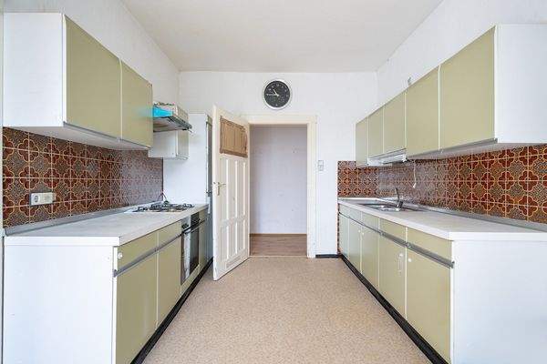 Küche mit Blick in den Flur