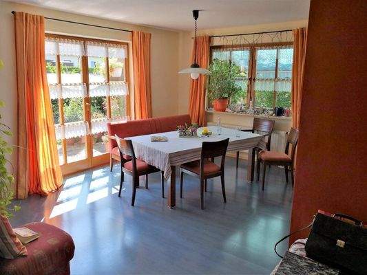 Esszimmer mit Zugang zur Terrasse