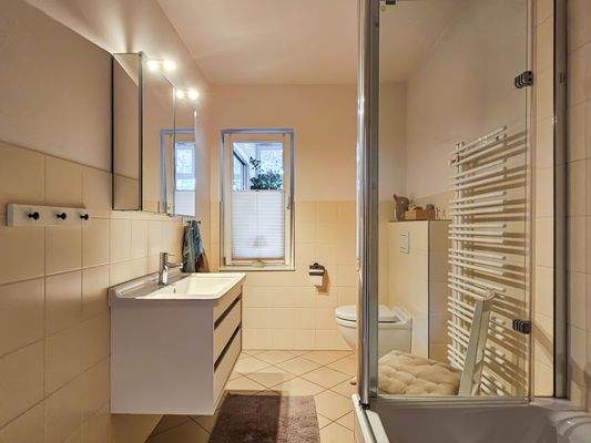 11. Badezimmer mit Badewanne mit Glasduschwand.jpg