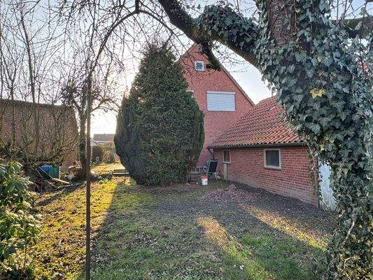 Garten hinter der Garage