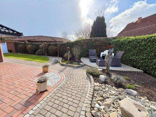 Der Garten mit zusätzlichem Sitzbereich