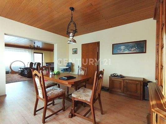 Das Esszimmer im OG mit Blick zum Wohnzimmer