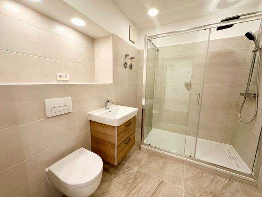 neues Bad mit großer Dusche