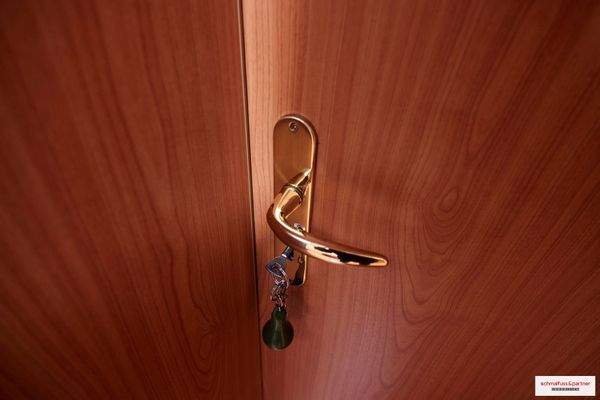 Tür eines Pensionszimmers