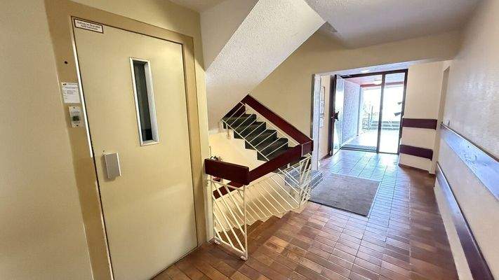 Treppenahus mit Aufzug